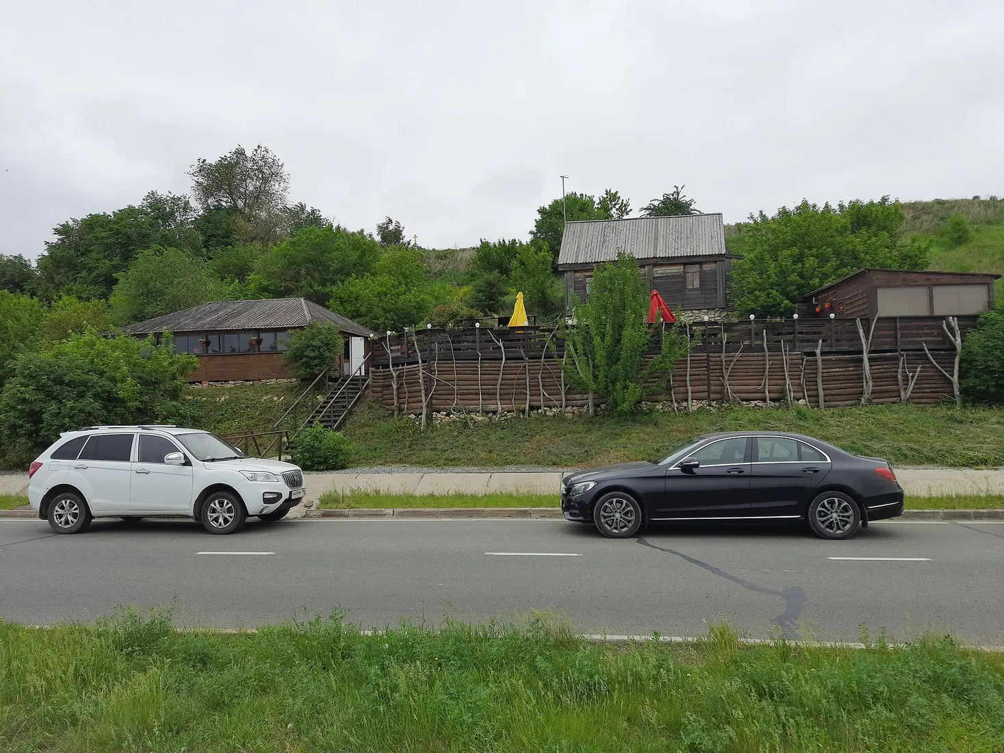 Деревянные дома на склоне у дороги в Свияжске