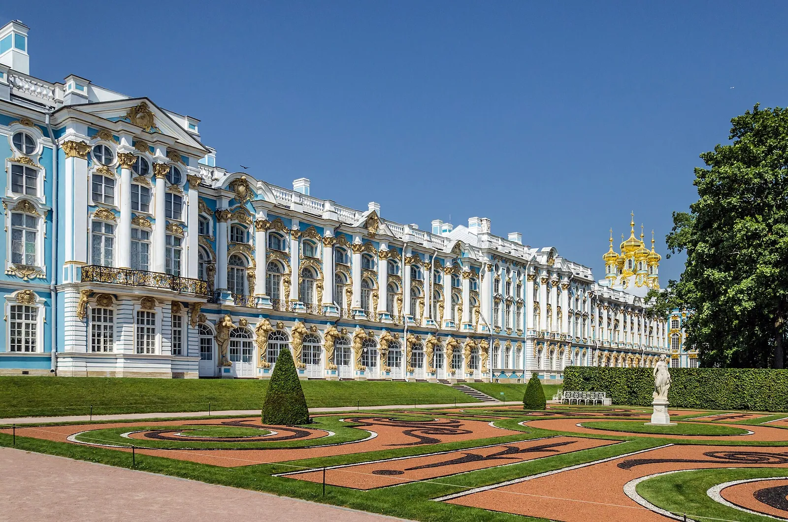 Екатерининский дворец: длинный лазоревый фасад в Царском Селе